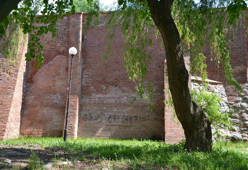 Malbork. Odnowiony fragment muru obronnego nie obronił się przed wandalami...