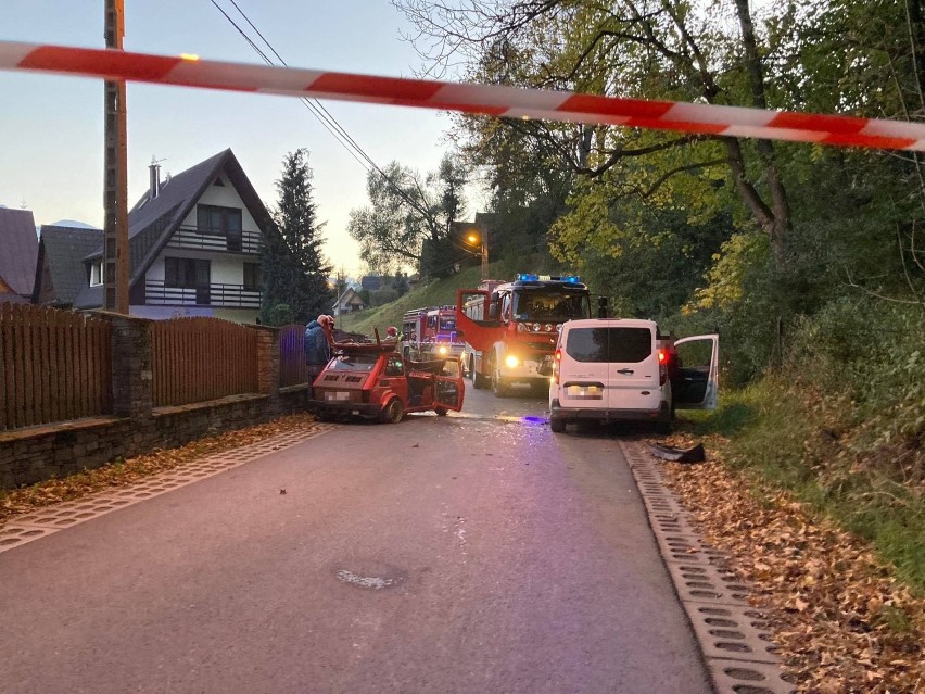 Zakopane. Wypadek na Tatarach. Jedna osoba trafiła do szpitala. Mały fiat skończył bez dachu