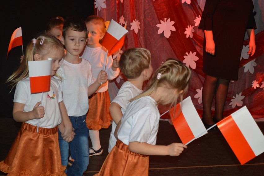 Człuchów. Koncert jesienny przedszkola "Piano" w wykonaniu najmłodszych 3-4 latków. Część 2 ZDJĘCIA