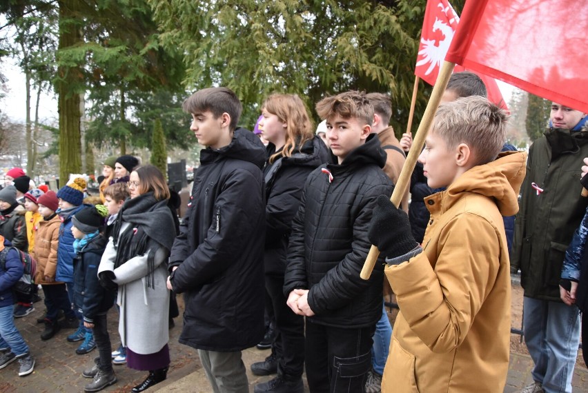 Uczniowie „Trójki” uczcili pamięć Powstańców Wielkopolskich i szukali śladów ich obecności w Chodzieży