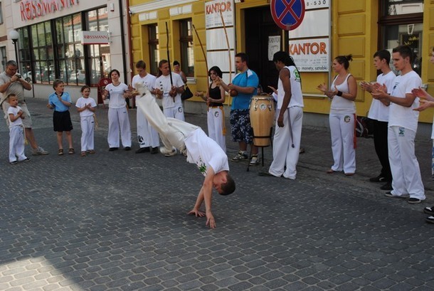 W czerwcu mieszkańcy Konina mogli podziwiać miłośników brazylijskiej sztuki walki na Starówce