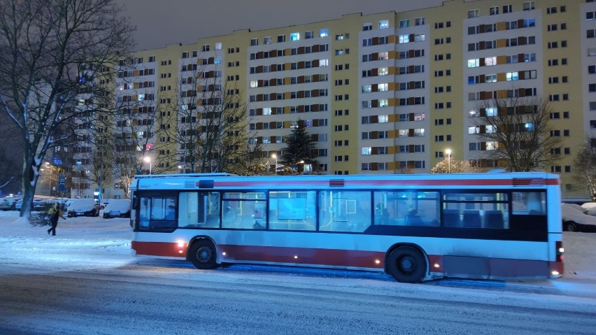 Piotrków pod śniegiem. Fatalne warunki na drogach Piotrkowa - na ulicach zalega śnieg i lód. Styczeń 2021 [ZDJĘCIA]