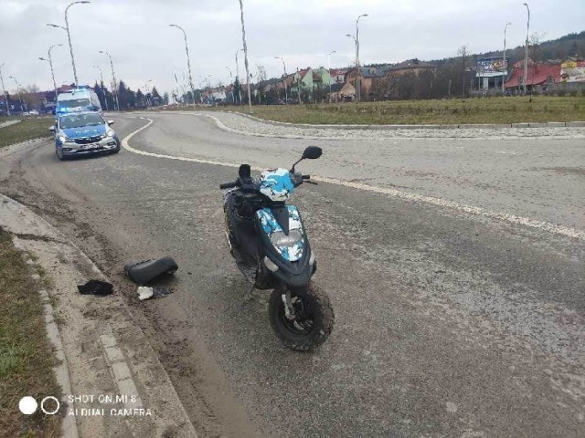 Motorowerzysta ucierpiał w wypadku na rondzie Czwartaków w Kielcach.