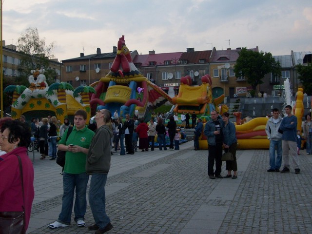 Typowy pejzaż miejskiego pikniku: karuzele, dmuchane zjeżdżalnie... Fot. Krzysztof Krzak