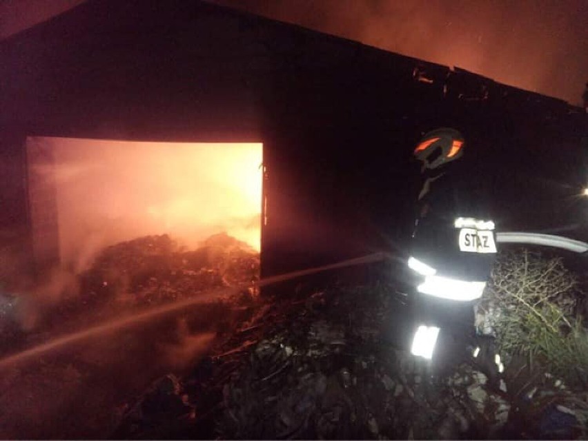 Z pożarem w Dzietrzkowicach walczyło 12 jednostek straży