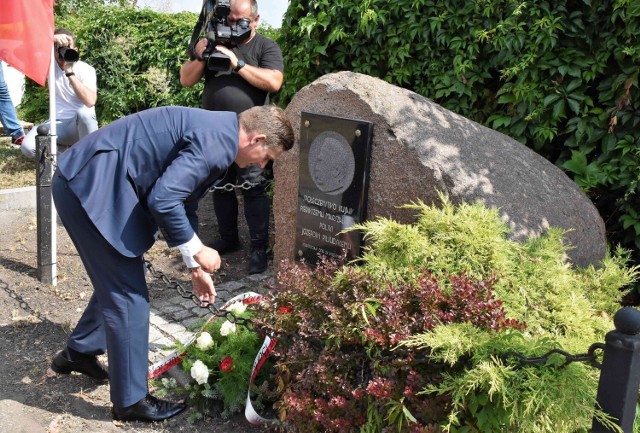 W Inowrocławiu odbyła się uroczystość w 102. rocznicę zwycięskiej Bitwy Warszawskiej. Delegacje złożyły kwiaty na lotnisku, pod tablicą upamiętniającą jego patrona, Pierwszego Marszałka Polski Józefa Piłsudskiego