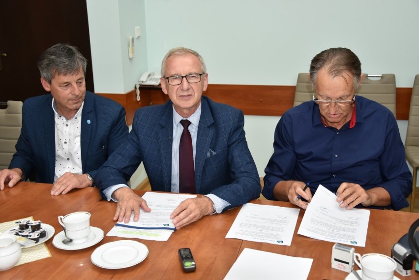 Podpisanie umowy na remont drogi Przodkowo - Czeczewo w Kawlach Górnych