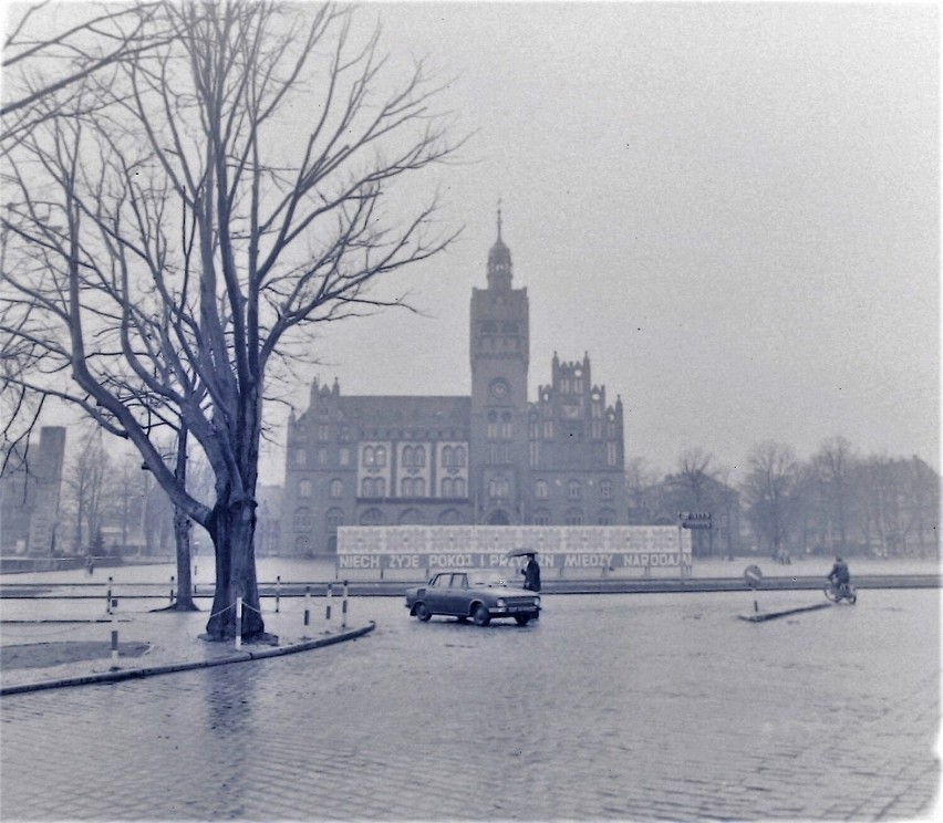 Centrum Słupska: Marzec 1975 r., skrzyżowanie brukowanej ul....