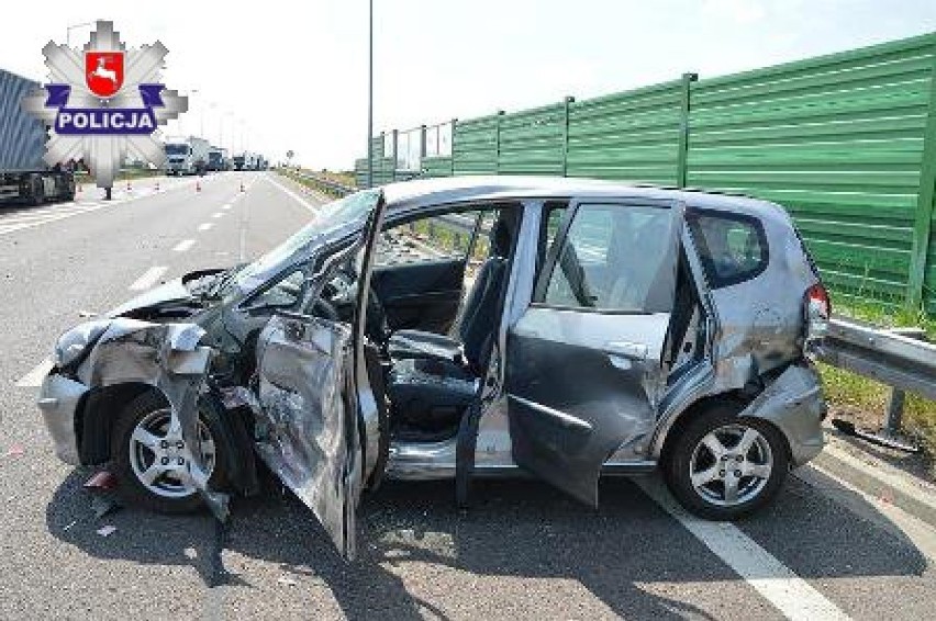 Samochód osobowy zderzył się z ciężarówką, cztery osoby trafiły do szpitala