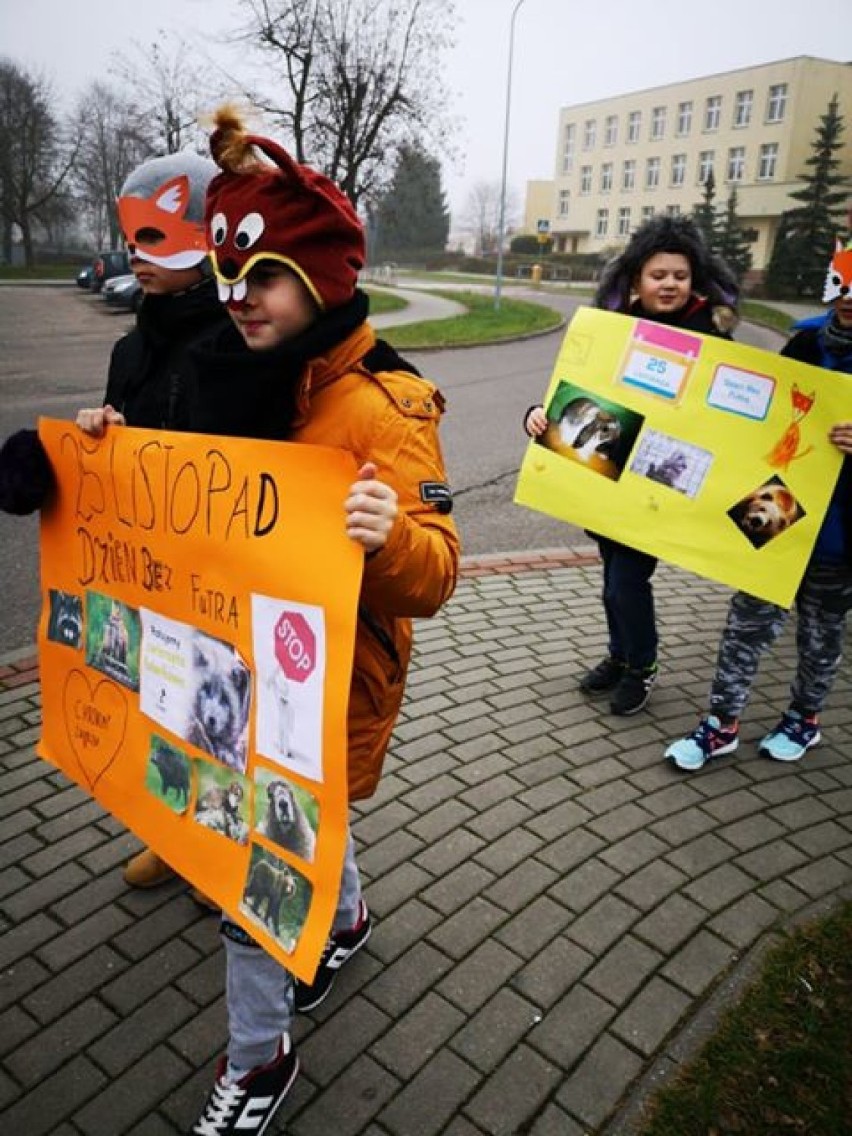 Uczniowie z SP7 Szczecinek przeciw futrom [zdjęcia]