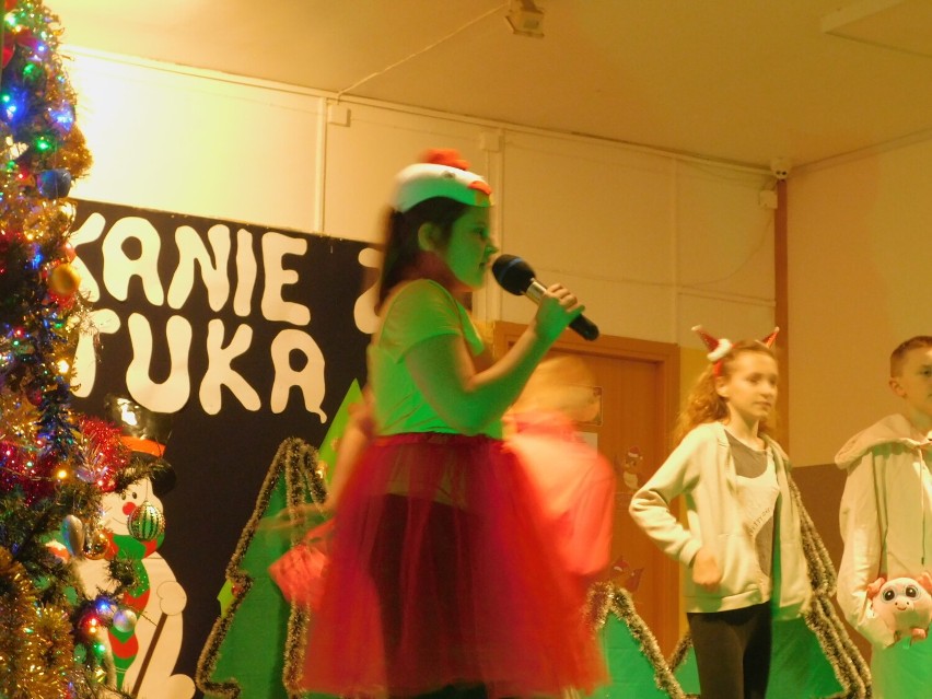 Czwartoklasiści z SP 9 w Malborku zaśpiewali dla rodziców podczas "Spotkania ze sztuką"