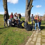 Uczniowie szkoły nr 2 w Łużnej sprzątali okolice swojej szkoły. 4 kwietnia do pracy ruszą ich koledzy z Bieśnik i Biesnej