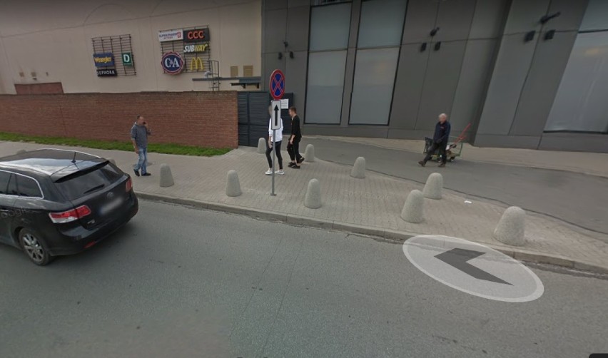 Ci wrocławianie zostali przyłapani przez kamery Google Street View na zakupach. Jesteś wśród nich? (ZDJĘCIA)