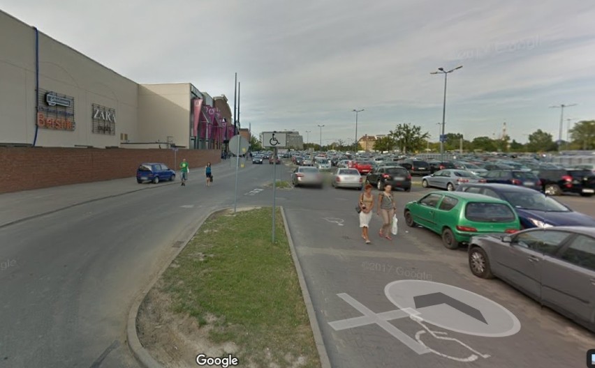 Ci wrocławianie zostali przyłapani przez kamery Google Street View na zakupach. Jesteś wśród nich? (ZDJĘCIA)