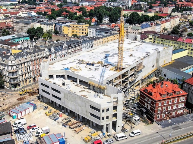 Opole Główne. Postępuje budowa parkingu wielopoziomowego w miejscu dworca PKS.