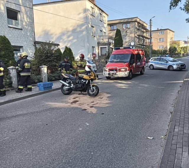 W Sierakowicach pijany motocyklista jazdę zakończył na betonowym, przydrożnym słupku.