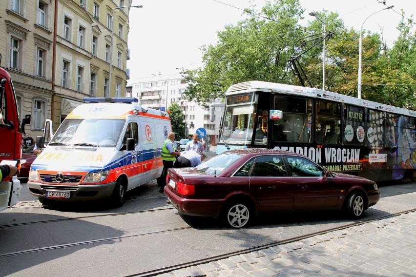 Wrocław: Na Słowiańskiej audi wjechało pod tramwaj (ZDJĘCIA)