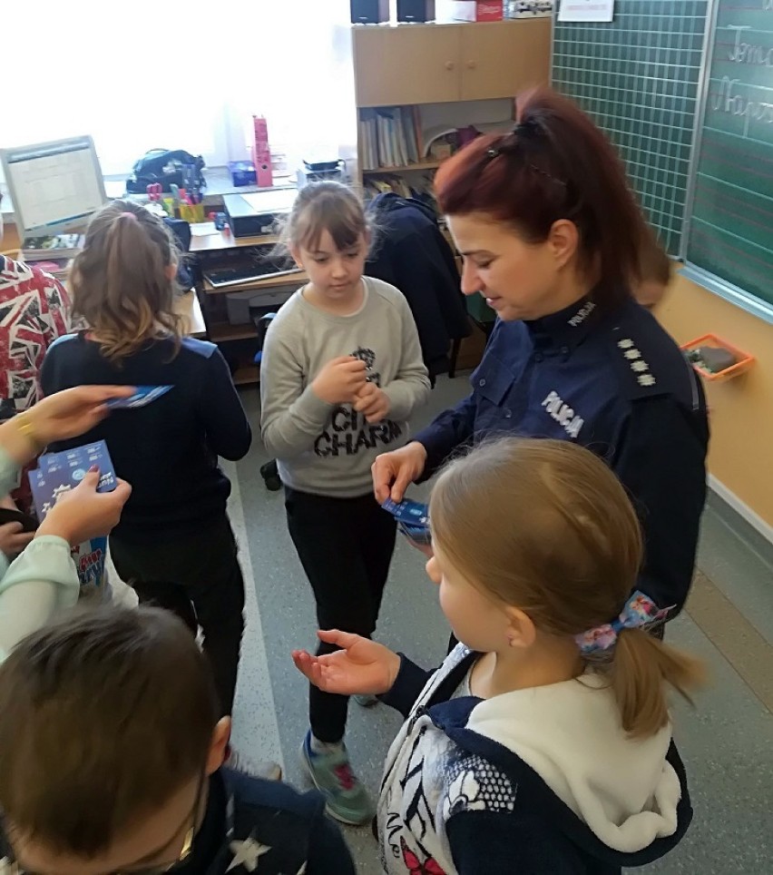 Lekcja bezpieczeństwa w Szkole Podstawowej w Sadlinkach. Policjantki spotkały się z uczniami