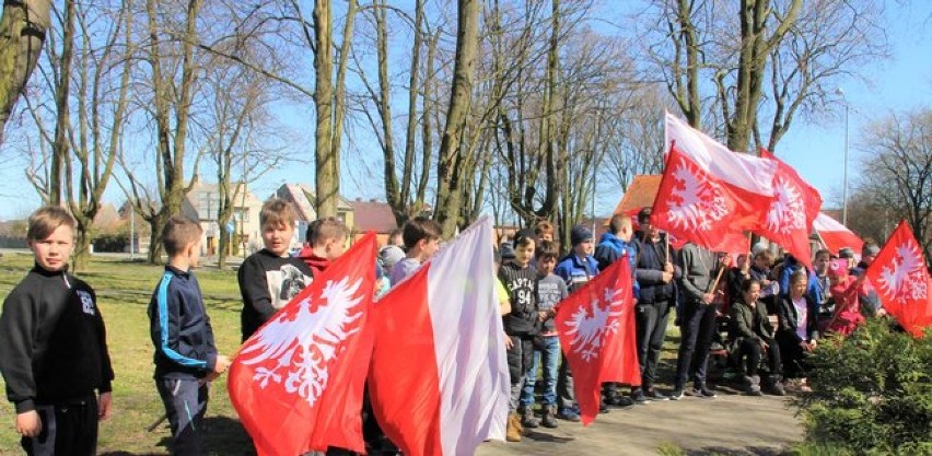 W Mieszkowie pod pomnikiem generała Stanisława Taczaka złożono wiązanki kwiatów [ZDJĘCIA]