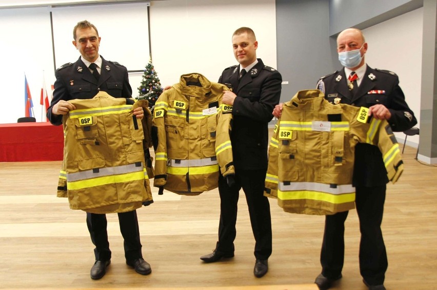 Nowe ubrania bojowe dla strażaków ochotników z gminy Koluszki. Wyposażenie dostały OSP z sześciu miejscowości