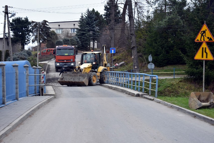 Droga z centrum Łużnej na wzgórze Pustki wyremontowana. Kasę...