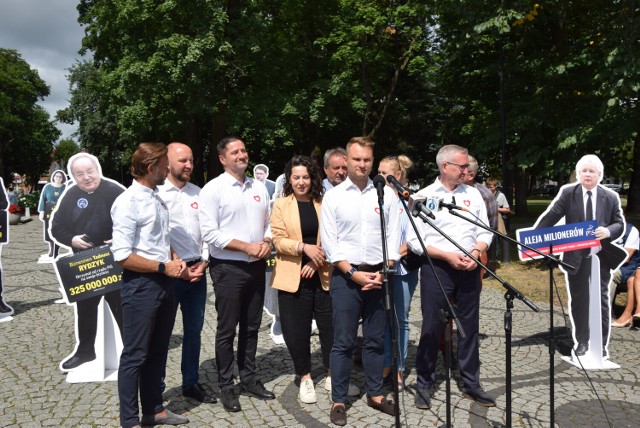 Politycy PO pojawili się w Augustowie w ramach akcji "Aleja milionerów PiS"