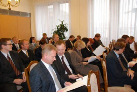 Na zdjęciu na pierwszym planie Tomasz Czarnik, prezes Śląskiego Regionalnego Funduszu Poręczeń Kredytowych (z lewej) oraz Leszek Kowalczyk, dyrektor finansowy Śląskiego Regionalnego Funduszu Poręczeń Kredytowych.