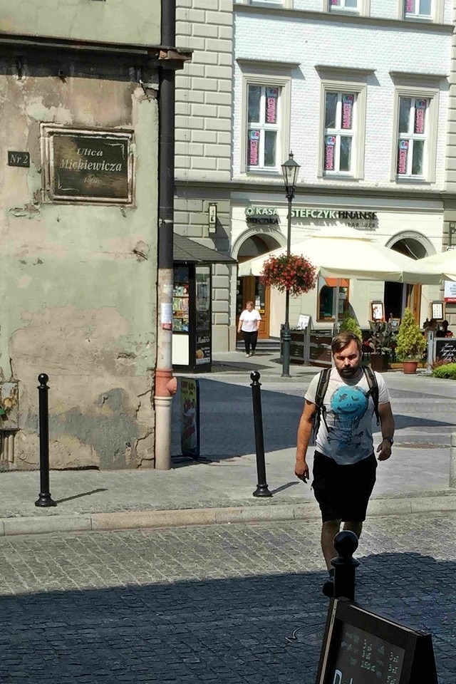 Burmistrz Mateusz Klinowski przechodził przez ulicę Mickiewicza poza pasami. Wtedy został sfotografowany przez blogera.