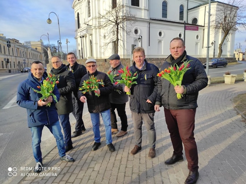 Dzień Kobiet Radomsko 2022. Kwiaty dla radomszczanek i apel o wsparcie dla Ukrainek