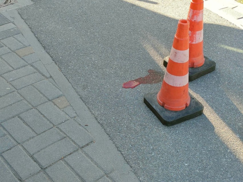 Potrącenie przez rowerzystę na ul. Powstańców Warszawy w Rzeszowie. Ranna piesza trafiła do szpitala