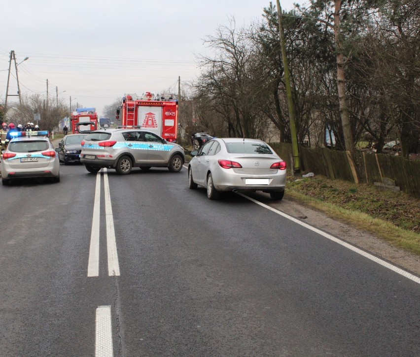 Groźny wypadek w Makowiskach. Zderzyły się trzy auta. Kilka osób rannych [ZDJĘCIA]