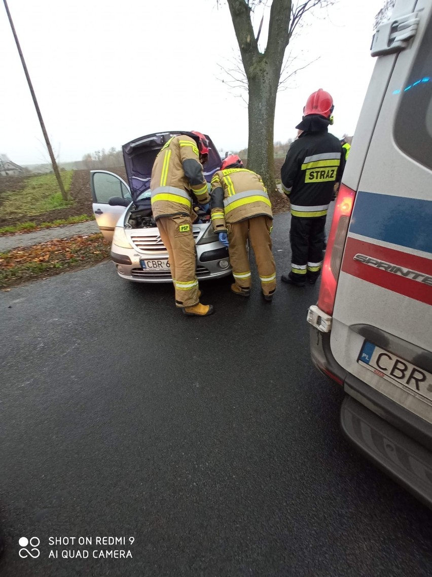 Strażacy z Ochotniczej Straży Pożarnej w Zbicznie pracowali...