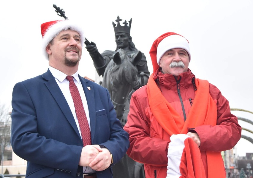 Malbork. Król  Kazimierz Jagiellończyk jak św. Mikołaj. Członkowie PTTK znów przystroili pomnik 