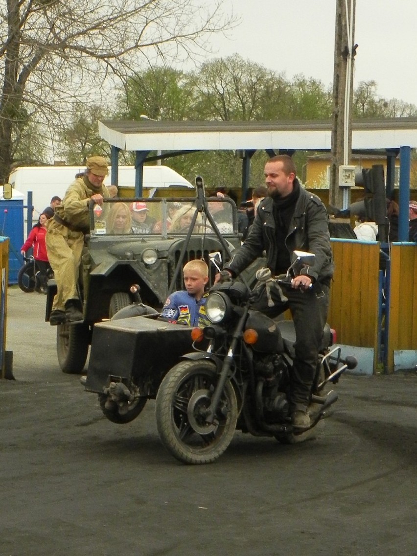 Zawodnicy do prezentacji wyjechali w pojazdach militarnych.