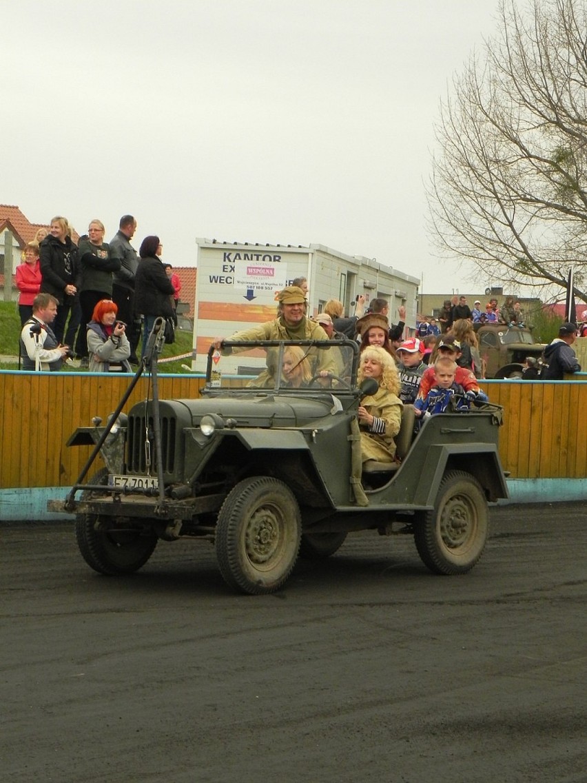 Zawodnicy do prezentacji wyjechali w pojazdach militarnych.