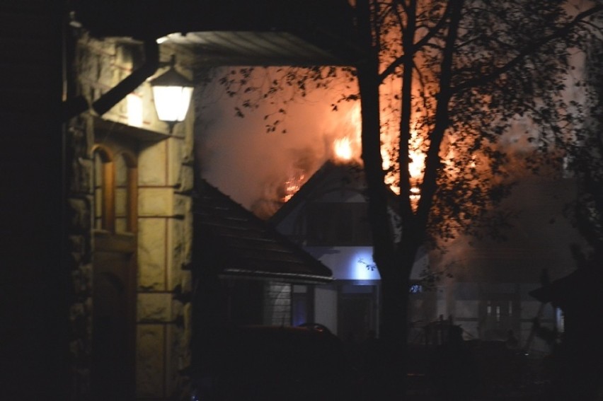 Strażacy walczą z pożarem drewnianego domu w Świniarsku