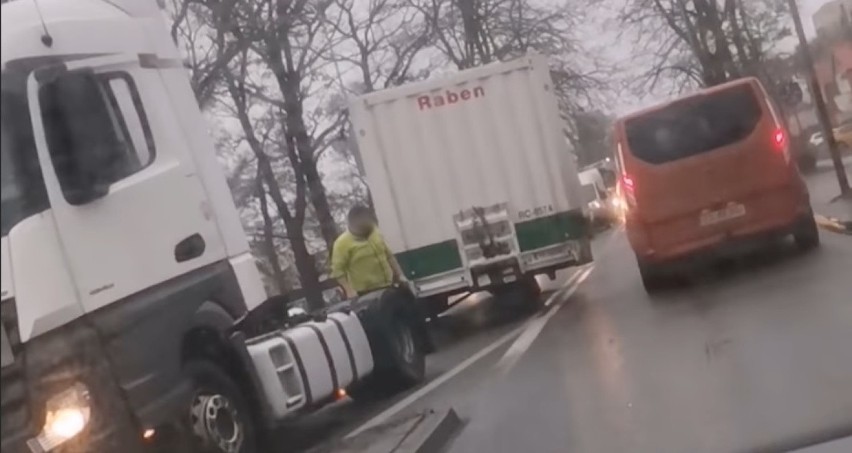 Korek na ul. Pomorskiej w Dąbiu. Uwaga kierowcy! Naczepa blokuje ruch