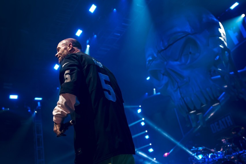Five Finger Death Punch - amerykańska grupa zagrała na Torwarze. Mury hali trzęsły się od ciężkich gitarowych brzmień [ZDJĘĆ]