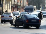 Kolizja w al. 3 Maja w Piotrkowie. Zderzyły się trzy auta