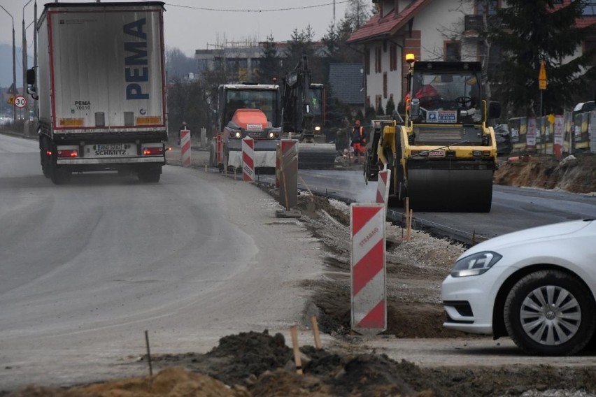 Przed świętami będzie gotowa jezdnia na największej inwestycji drogowej w Kielcach. Trwają intensywne prace. Raport budowy (WIDEO, ZDJĘCIA)