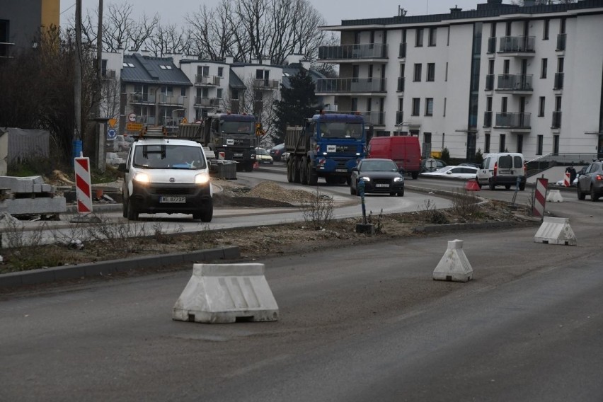 Przed świętami będzie gotowa jezdnia na największej inwestycji drogowej w Kielcach. Trwają intensywne prace. Raport budowy (WIDEO, ZDJĘCIA)
