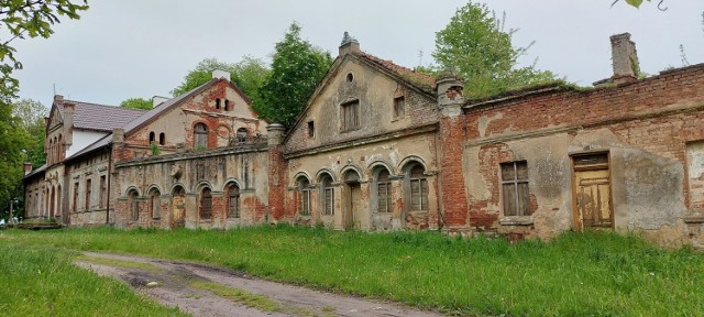 W połowie XIX w. zbudowany został dwór w Niedźwiedziu w gminie Dębowa Łąka w powiecie wąbrzeskim