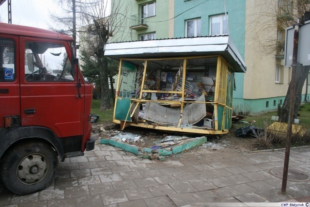 Ciężarówka sama wjechała w kiosk