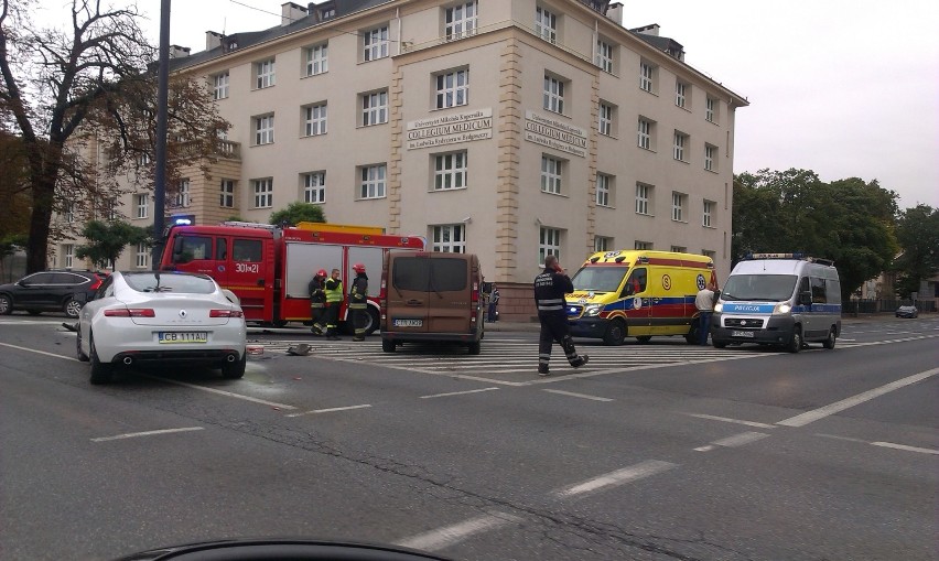 Wypadek na rondzie Jagiellonów w Bydgoszczy [zdjęcia]