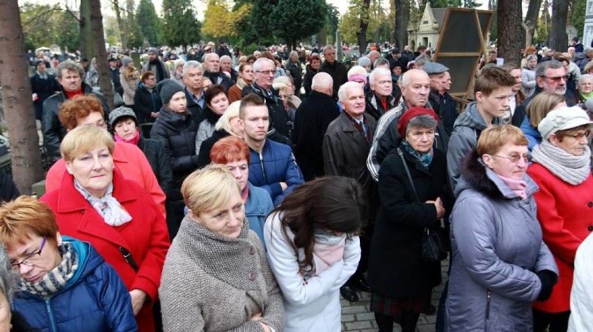 Koronawirus Nowy Sącz. Cmentarze zamknięte na Wszystkich Świętych i Dzień Zaduszny. Premier Mateusz Morawiecki podał nowe obostrzenia 30.10 