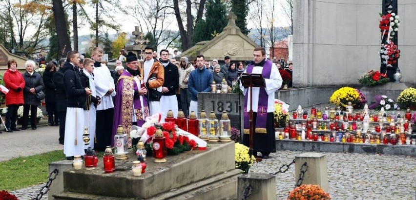 Koronawirus Nowy Sącz. Cmentarze zamknięte na Wszystkich Świętych i Dzień Zaduszny. Premier Mateusz Morawiecki podał nowe obostrzenia 30.10 