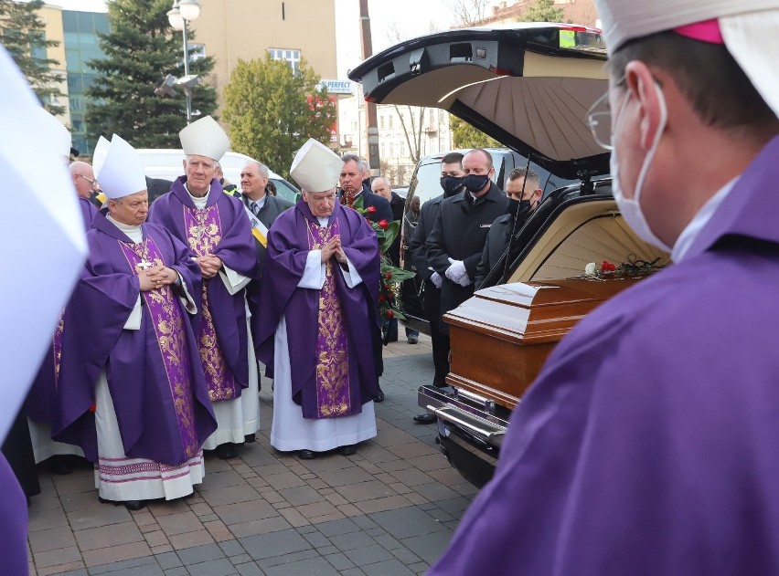 Pogrzeb biskupa radomskiego Adama Odzimka. Wzruszające pożegnanie w radomskiej katedrze. Zobaczcie nowe zdjęcia