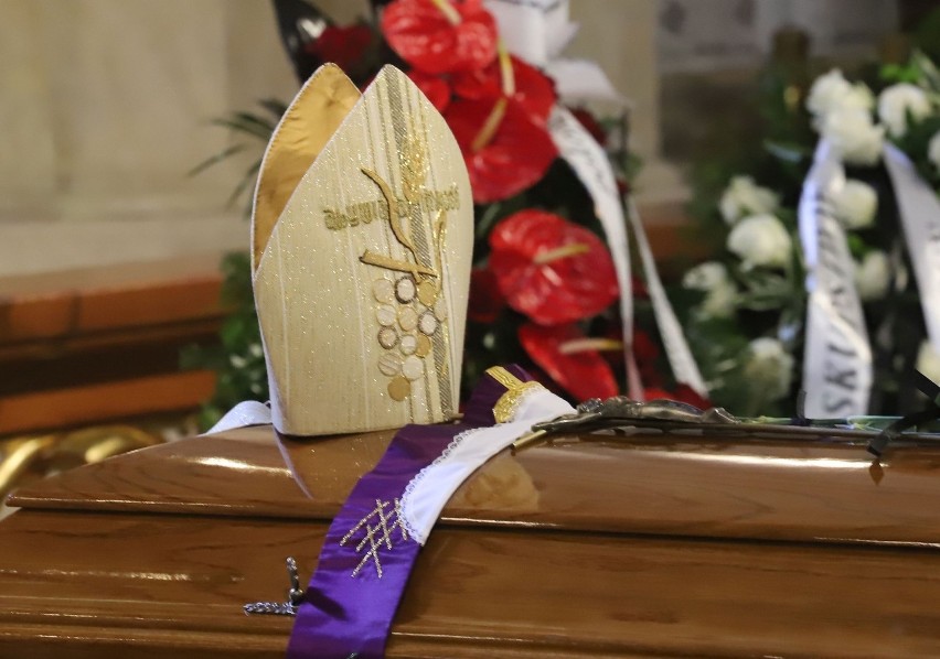 Pogrzeb biskupa radomskiego Adama Odzimka. Wzruszające pożegnanie w radomskiej katedrze. Zobaczcie nowe zdjęcia
