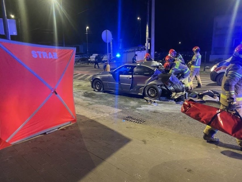 Śmiertelny wypadek w Pabianicach. BMW roztrzaskało się na słupie!