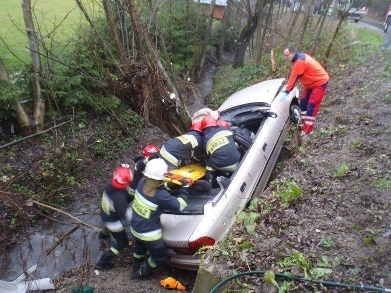 Wypadek przy ul. Biegonickiej. Opel astra zawisł na drzewie nad potokiem